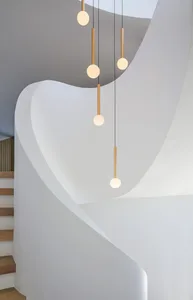 簡約室內設計中懸掛於天花板的燈具，搭配透明玻璃面板。