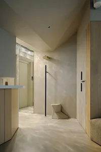 Minimalist-style entrance hall with concrete flooring and minimalist design elements.