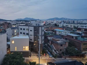 夜晚的都市景觀，展現現代混凝土建築。