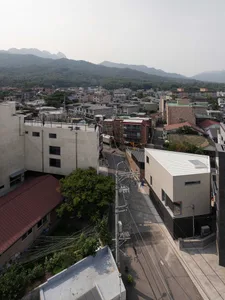 都市住宅社區由多棟不同建材的建築組成，並可眺望遠方山景。