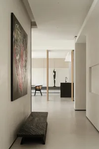 現代簡約玄關，混凝土地板搭配木質長椅。