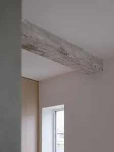 極簡建築空間中的混凝土樑