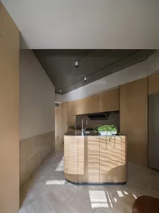 現代簡約住宅廚房，搭配木質櫥櫃與中央島台