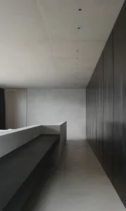 極簡住宅走廊，混凝土牆面與地板，現代設計線條俐落，無明顯裝飾