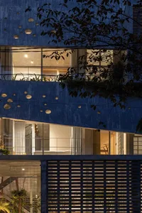 現代混凝土住宅建築外觀，牆面設有圓形鏤空設計。