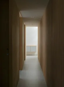 簡約風格的走廊，牆面與地板皆採用木質材質。