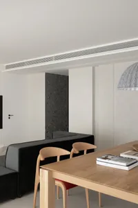 一間現代餐廳，擺放著木製餐桌與餐椅。