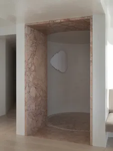 極簡室內空間，牆面與地板皆為大理石材質。