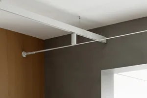 現代室內空間，展示金屬照明燈具