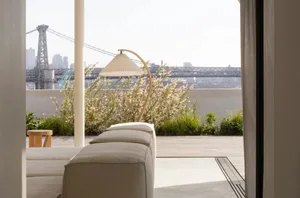 現代客廳擁有花園景觀，配有白色沙發與現代落地燈。