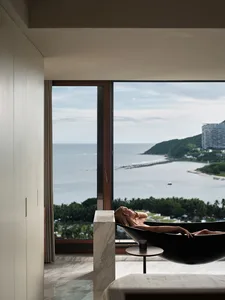 極簡住宅浴室，配有大理石浴缸，可俯瞰海洋景色。
