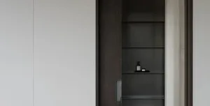 現代極簡室內空間，搭配金屬層架