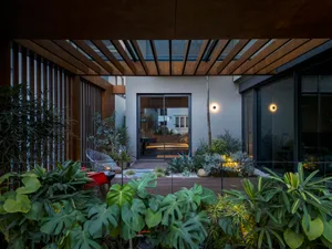 Modern and contemporary living space featuring garden elements and a metallic frame with wooden paneling.