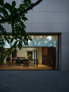 簡約住宅室內，採用玻璃與混凝土材質。