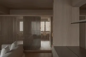 現代簡約住宅室內空間，搭配木質垂直百葉窗簾