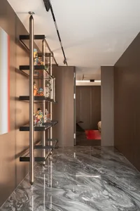 現代走廊展示櫃，具金屬支架、層壓板表面、大理石地板及整合式照明。