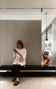一間以黑白配色搭配木質家具的簡約客廳。