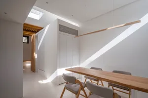 現代簡約餐廳，搭配木質家具與白牆。