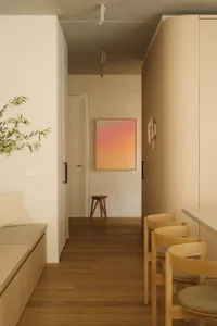 簡約住宅室內，搭配木質家具、抱枕與布面座椅。