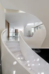Modern interior design featuring concrete and marble white materials in a minimalist and elegant space.