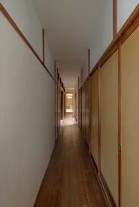 传统日本房屋走廊，木质地板，木质墙壁和门。