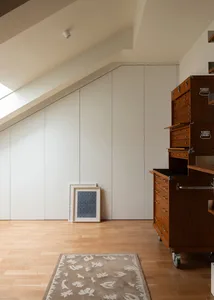 極簡收納櫃採用木質與層壓板材，設計注重空間高效利用。