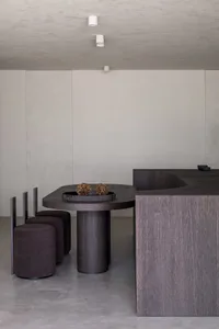 現代簡約餐廳空間，採用木質與混凝土材質與設計。