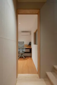 現代辦公空間，搭配淺木家具與混凝土牆面。