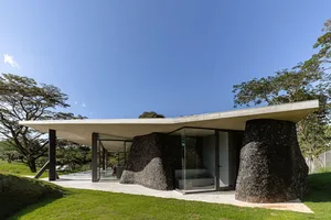 一座極簡住宅，採用混凝土結構並搭配大面積外牆玻璃。