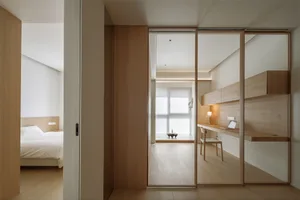 現代住宅室內空間，木質牆面搭配俐落設計與當代家具。
