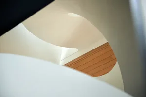 白色樓梯搭配木地板的現代室內設計空間。