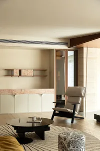 Modern minimalist living room with natural marble elements, featuring minimalist furniture and a cozy ambiance.