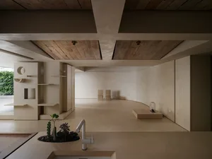 極簡住宅室內，展現混凝土牆面與木質元素。