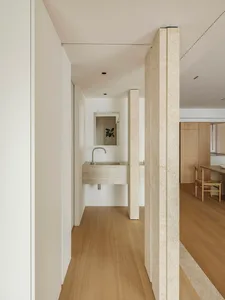Modern minimalist bathroom featuring marble finishes and a minimalist design.