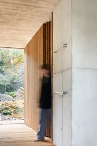 現代室內空間，混凝土牆面搭配木條隔間。