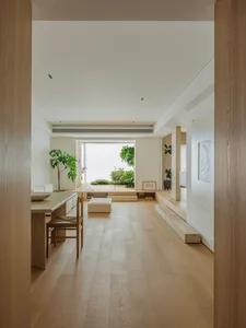 現代簡約客廳，木地板、簡約家具與自然光線。
