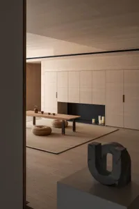 簡約風格客廳，搭配木質地板、家具與櫃體，擺放地墊與長形矮桌。