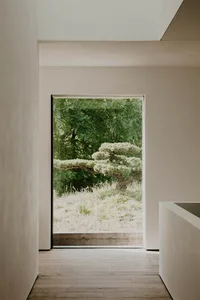 窗戶展示茂密綠意花園與自然景觀。