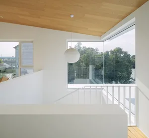 現代簡約住宅室內，配有大型窗戶以及木質天花板與地板。