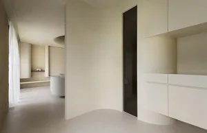 極簡住宅室內，採用混凝土與白色飾面。