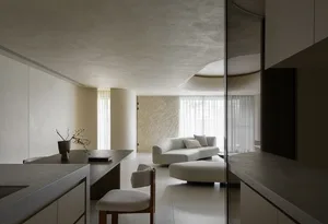 現代極簡住宅室內，搭配混凝土地板與布藝家具。