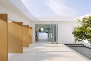 現代簡約住宅玄關搭配玻璃折疊門