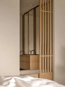 現代簡約室內空間，搭配木質家具與大型鏡面。