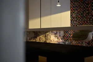 A modern restaurant bar featuring marble accents.