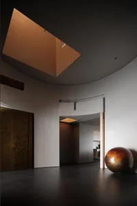 現代極簡客廳，搭配混凝土地板與天花板，並設有天窗。