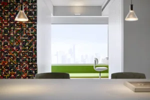 現代辦公空間內設有餐廳，採用混搭材質，並有戶外座位區可俯瞰城市景觀。