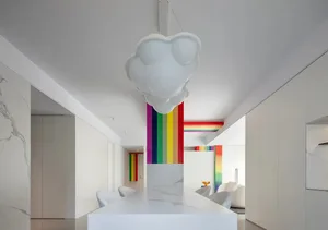 白色簡約室內搭配雲朵造型燈具與彩虹條紋點綴