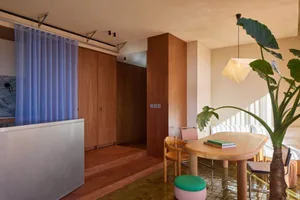 一個現代住宅空間，展現木質、玻璃與布料材質的設計。