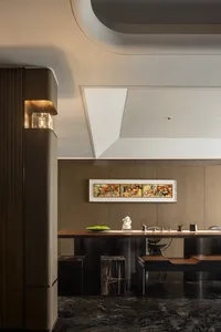 一間現代餐廳，搭配木質家具與大型壁畫。