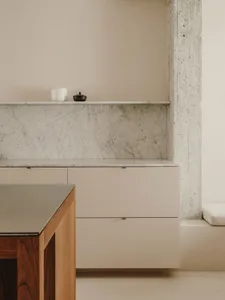 Modern kitchen with concrete and marble finishes